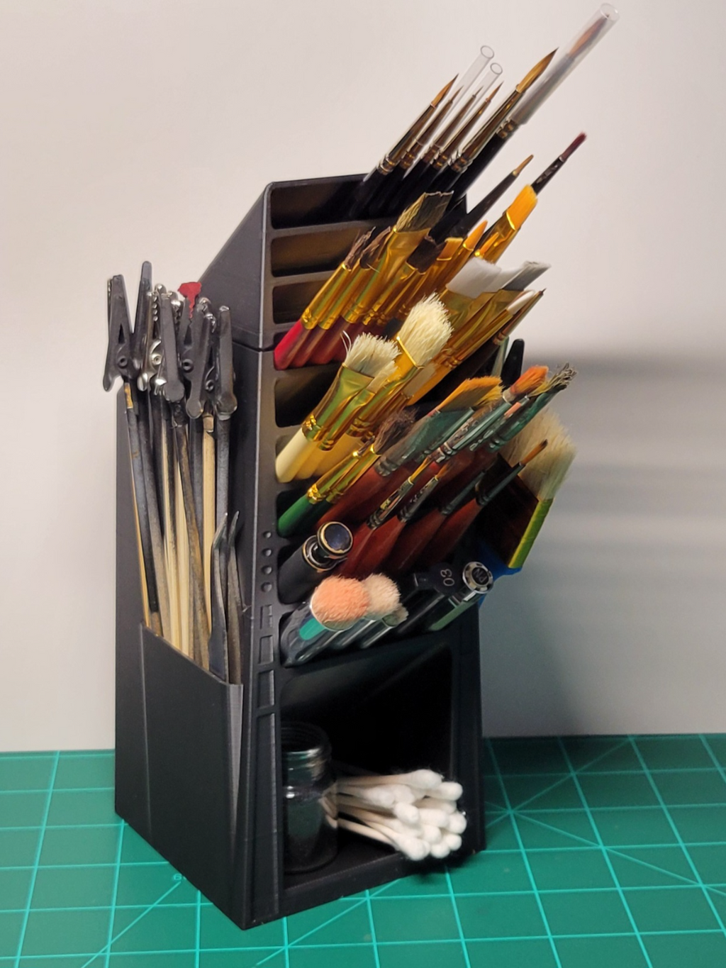 Painting brush organiser