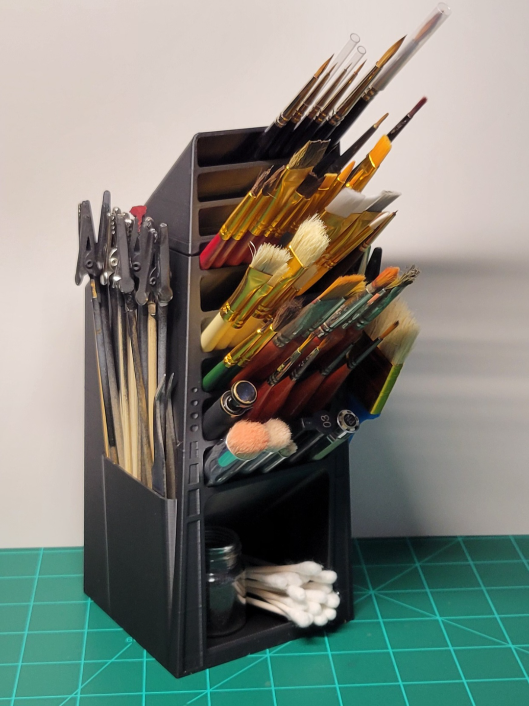 Painting brush organiser