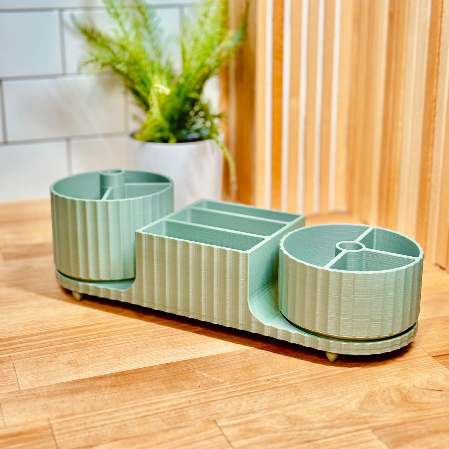 Spinning bathroom organiser