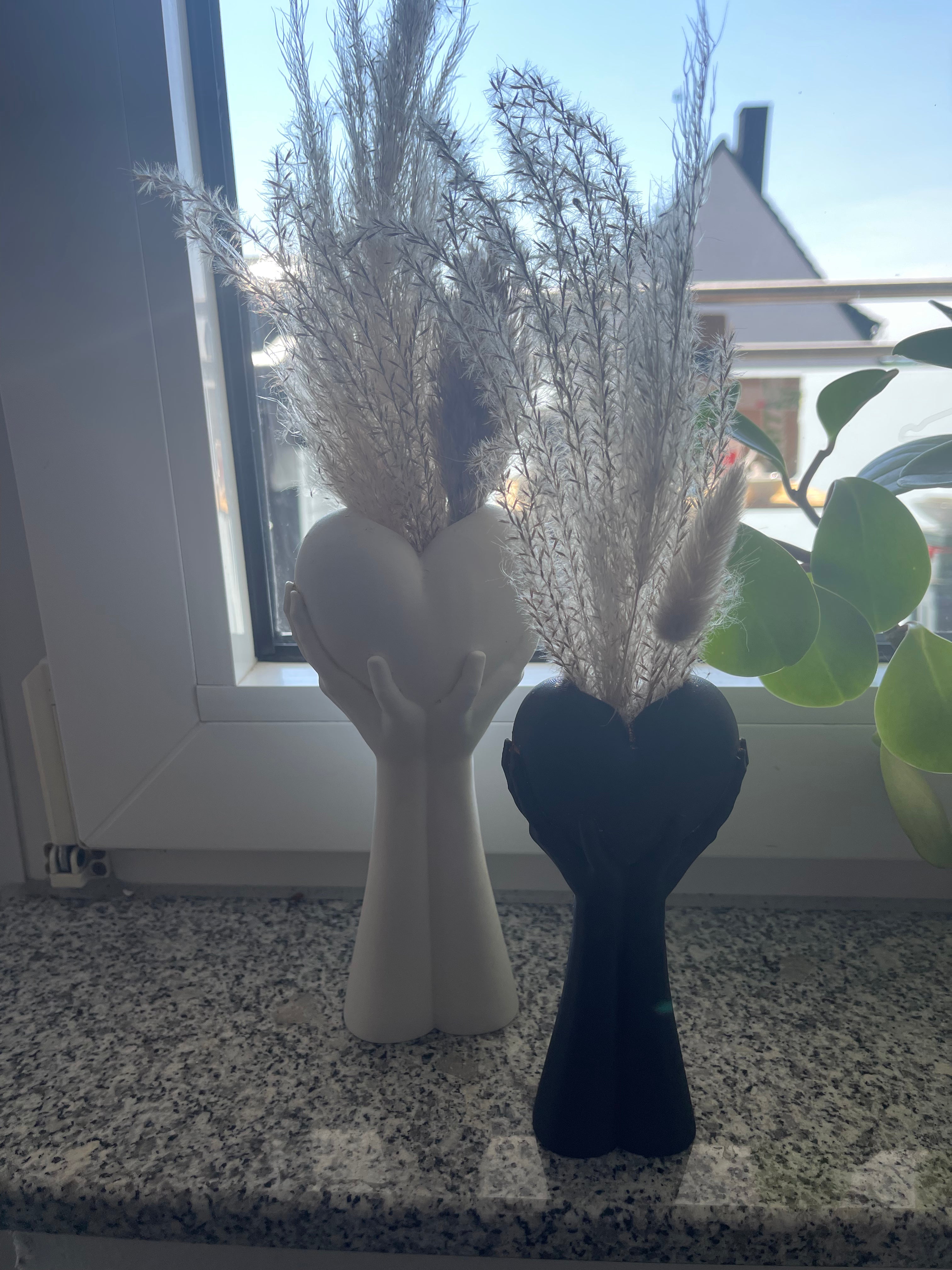 3D printed Hands Holding Heart Vase – Valentine's Day Dried Flower Decor by FOFUS
