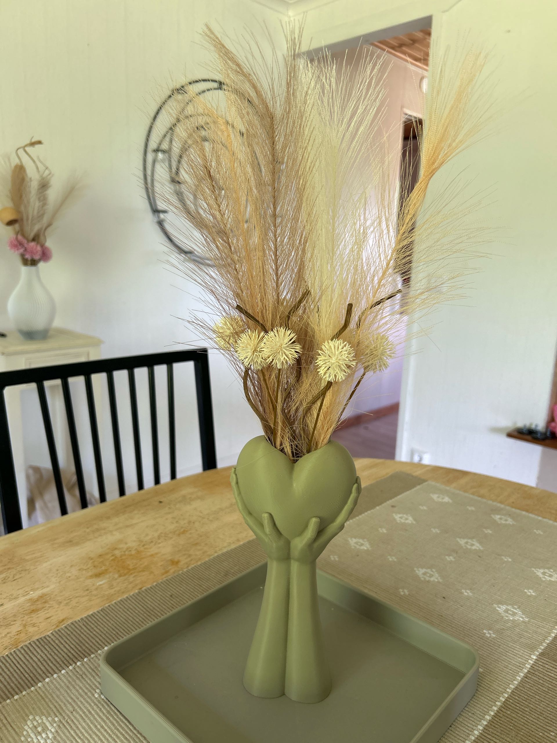 3D printed Hands Holding Heart Vase – Valentine's Day Dried Flower Decor by FOFUS