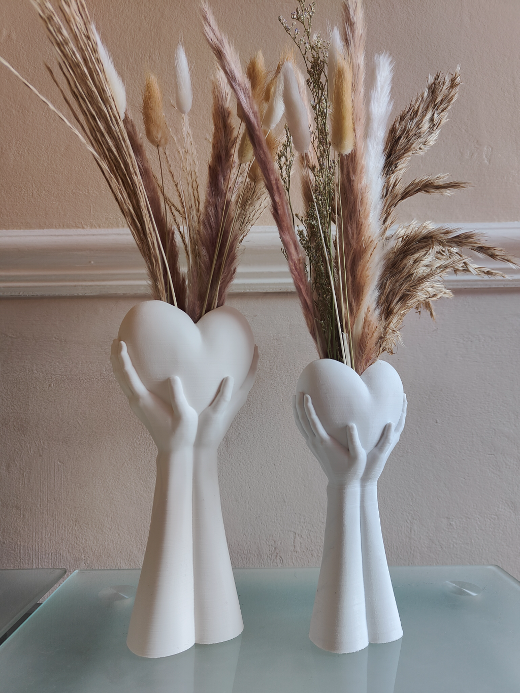 3D printed Hands Holding Heart Vase – Valentine's Day Dried Flower Decor by FOFUS