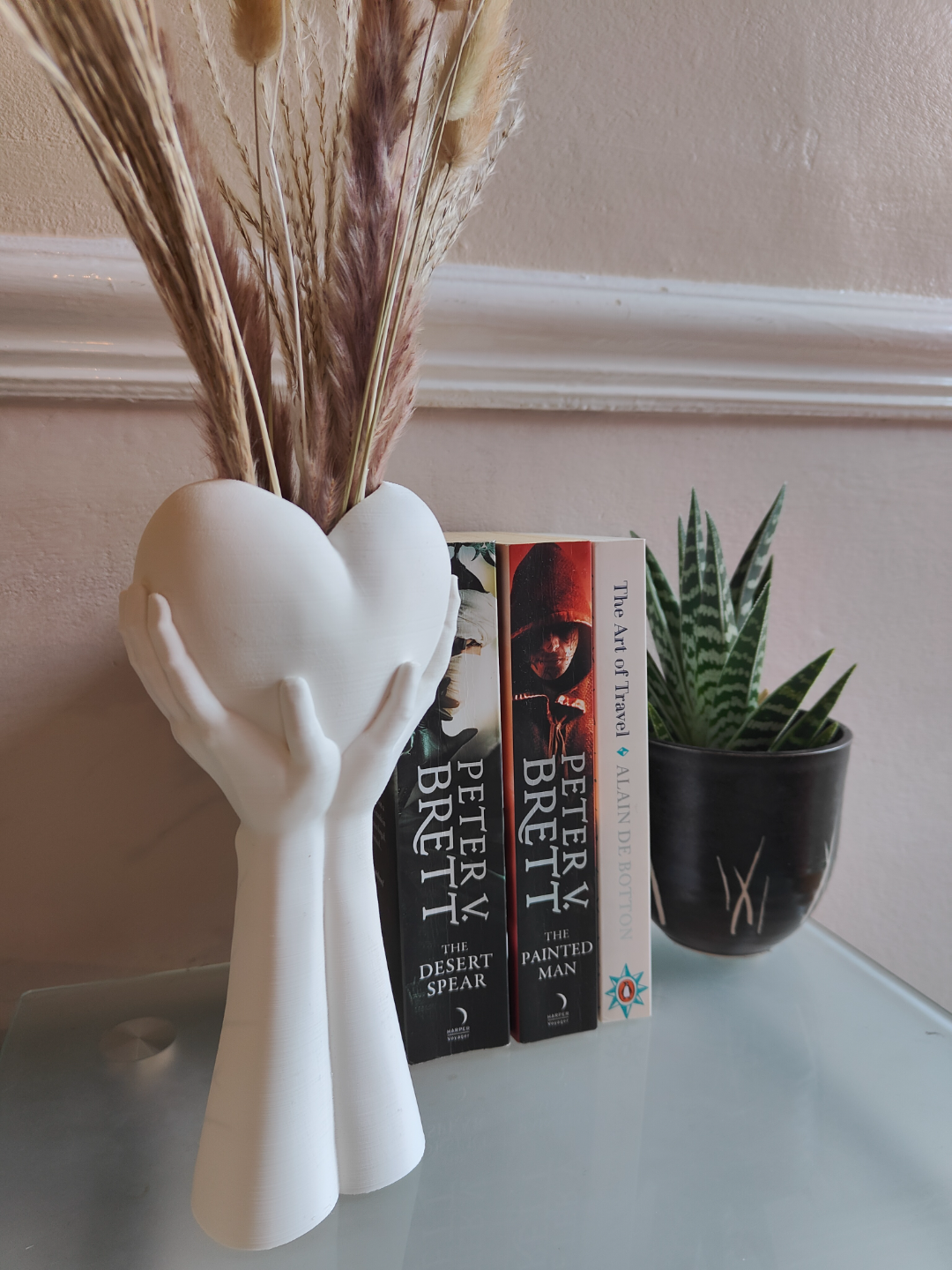 3D printed Hands Holding Heart Vase – Valentine's Day Dried Flower Decor by FOFUS