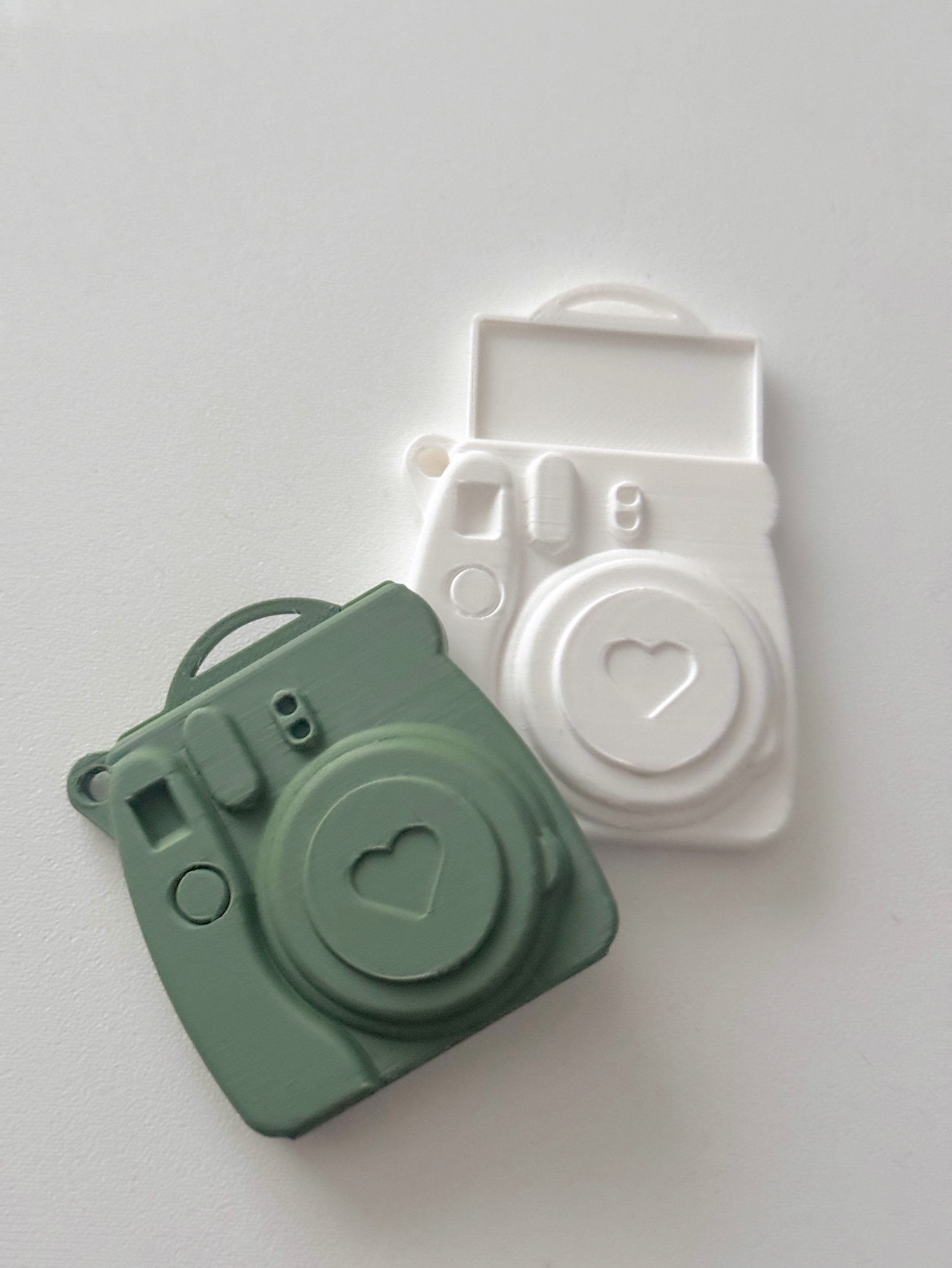 3D printed Instax Style Retro Camera Keychain with Hidden Photo Frame – Personalized Gift by FOFUS